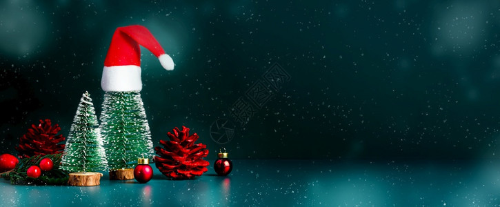夜晚帽子复制圣诞快乐新年大雪樂圣诞树和红礼帽都落下在深绿色背景的Banner模型空间上可以展示产品或设计文字图片