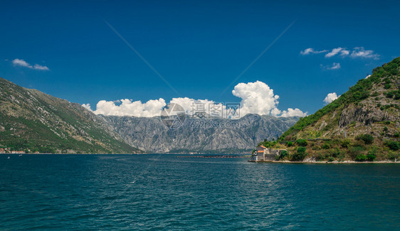 天蓝色从海洋到黑山科托尔湾KamenariLepetaneFerry过境点的全景在黑山科托尔湾一个阳光明媚的夏季日中Kamena图片