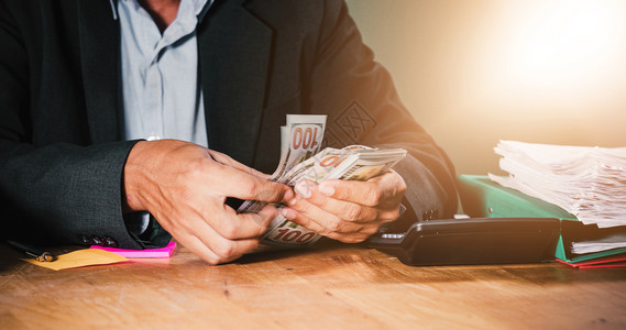 商人计算项目的资金和计划并使用计算器分析项目文件和在办公室表格