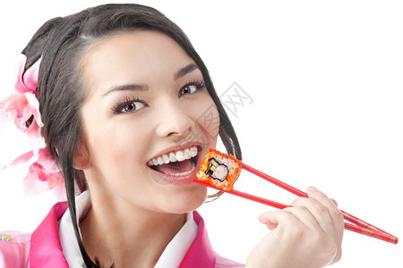 兰花红色的人们快乐日本年轻女人吃寿司白色背景穿传统喜莫诺服饰肖像Y图片