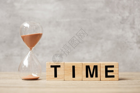 生命的沙漏帕努瓦沙子在玻璃的灯泡中流淌测量倒计时最后期限生命时间