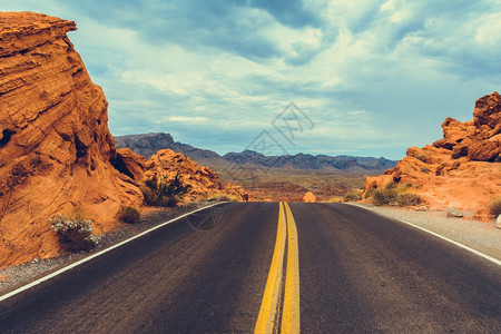 橙沙漠全景在前往著名的公园美国消防谷州立公园Scenic车道的公路旅行中美国西南古老公路图片