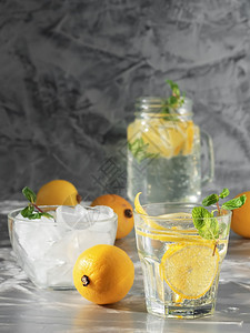 一杯加柠檬汁或莫吉托鸡尾酒一杯加柠檬和薄荷的杯面加冰冷的清凉饮料或深底边有冰的饮料自然果汁补品图片