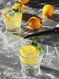 两杯加柠檬汁或莫吉托鸡尾酒柠檬和薄荷水空间之顶风景TopView柠檬汽水自然补品图片