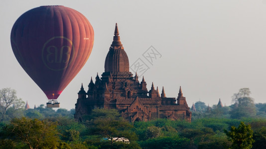 日出热的宝塔缅甸巴甘寺庙后面的热气球缅甸巴甘寺庙后面的热气球图片