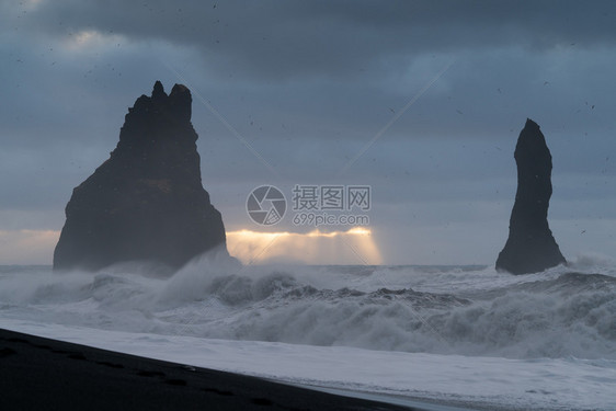 雷尼斯德朗古尔的岩石斑点欧洲冰岛维克附近的雷尼斯法哈拉海岸旅游滩路德维希图片