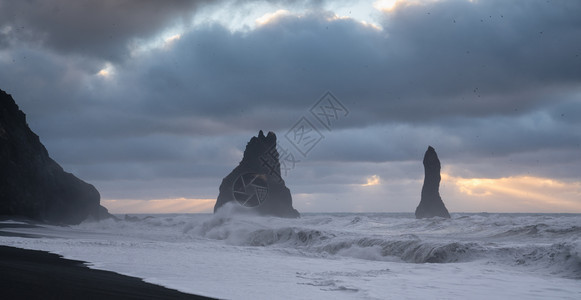 景观雷尼斯德朗古尔的岩石斑点欧洲冰岛维克附近的雷尼斯法哈拉海岸日出沿图片