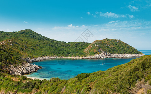 海洋晴天希腊科孚岛Afionas海滩船图片