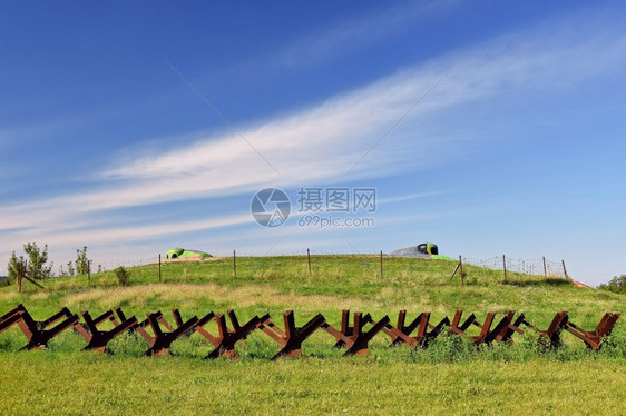 蓝色的建造职业瞭望塔和防线铁幕旧州边界带刺围栏纪念军事区捷克萨托夫图片