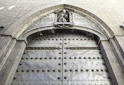 古老的哥特教堂门西班牙一个旧教堂的详细节古代和中世纪的装饰保护崇拜门口叉图片