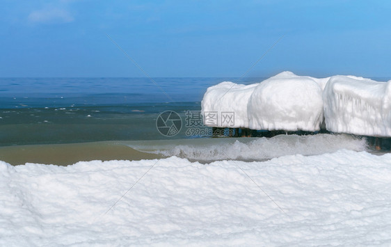 景观俄罗斯积雪覆盖的海岸积雪覆盖的海边岸断水上的冰地平线图片