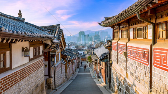 首尔市BukchonHanok村韩国传统风格的古代建筑南韩首尔历史建造日出图片