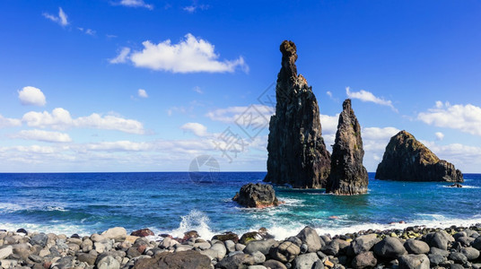 冒险惊人的目地海景观令人惊叹的海滨Ribeiradajanela海滩北岸有巨大的岩石形成图片