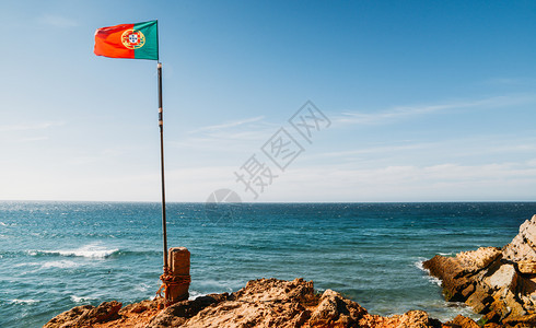 葡萄牙在夏日海边飘扬有复印空间葡萄牙在夏日海边飘扬有复印空间风一种挥手图片