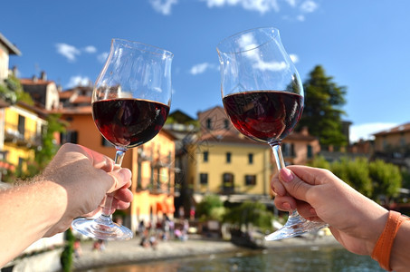 女士天堂喝意大利科莫湖Varenna镇两杯葡萄酒图片