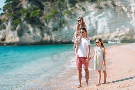 海洋女儿成人享受海滩暑假的年轻家庭父亲和孩子在海边玩耍父亲和孩子享受海滩暑假图片