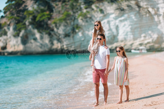 海洋女儿成人享受海滩暑假的年轻家庭父亲和孩子在海边玩耍父亲和孩子享受海滩暑假图片