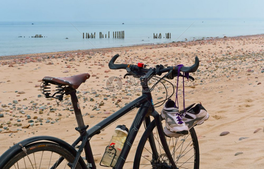 2018年4月5日波罗的海岸加里宁格勒俄罗斯在废弃海滩骑自行车赛在离季的脱中骑自行车在废弃海滩上骑自行车冷清运动美丽图片