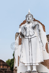 传统的美丽古老白佛像正站在古老的泰国寺庙地区古老教堂内不需要财产放行亚洲人图片