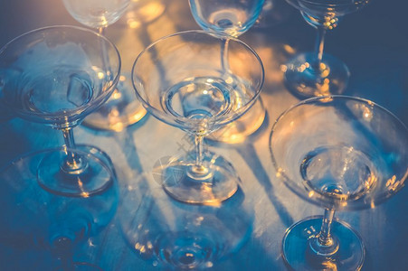 在夜总会酒吧和餐厅的桌上摆着一排葡萄酒玻璃杯和饮料概念酒馆脆弱的夜生活图片