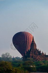 老的缅甸巴甘寺庙后面的热气球缅甸巴甘寺庙后面的热气球雄伟旅行图片