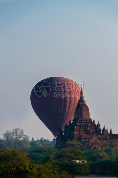 老的缅甸巴甘寺庙后面的热气球缅甸巴甘寺庙后面的热气球雄伟旅行图片