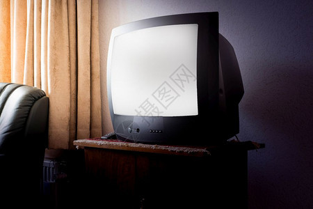 空的盒子白色木制古董橱柜旧电视木制古董橱柜的旧设计用白色屏幕的旧设计图片