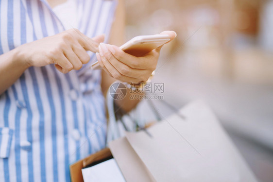 在线的笔记本电子商务妇女在线购物使用信卡手机支付费单位千人图片