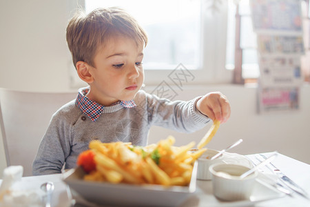 在吃食物的小男孩图片