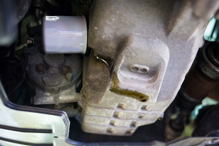 汽车油漏需要修理过滤器引擎汽车油漏需要维修工业的成人制动图片