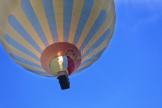 有条纹的丰富多彩卡帕西亚气球在蓝天的飞行从头顶上看篮子气球在蓝天的飞行图片