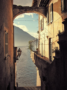 阴凉处和平影瓦伦纳镇著名的意大利湖科莫Como的视觉图像过滤器图片