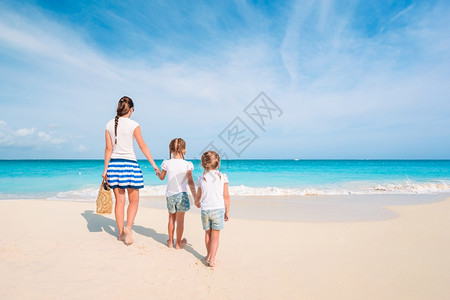 女海岸滩上的母子家庭可爱的小女孩和年轻母亲在热带白色的海滩上情感图片
