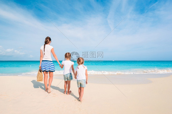 女海岸滩上的母子家庭可爱的小女孩和年轻母亲在热带白色的海滩上情感图片