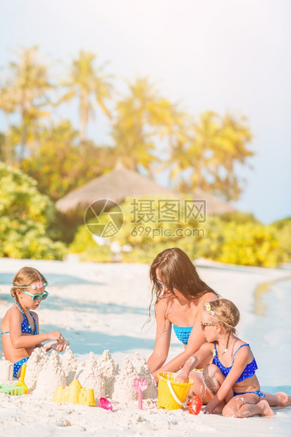 海滩上的母子家庭可爱的小女孩和年轻母亲在热带白色的海滩上父母女儿妈图片