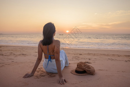 微笑天空身体在海滩上快乐的亚洲年轻女子看着日落旅行度假期暑在日落背景下图片