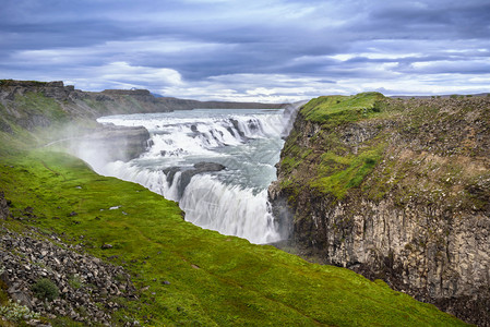 悬崖令人惊叹的美丽瀑布古尔弗斯冰岛著名的里程碑有选择地聚焦蓝色的旅游图片