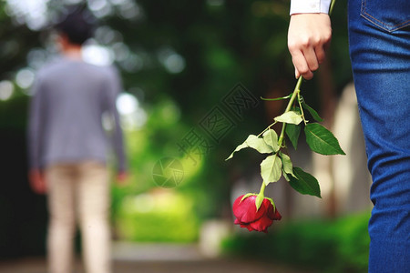 情人节那天一个年轻男人给他女朋友一盒玫瑰餐厅家庭女图片