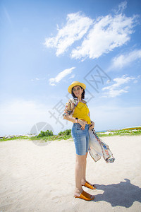 海边享受假期的女子图片