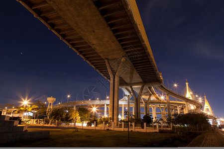 夜晚暮叉间大桥上的BhumibolBridge与复杂和多样路线交通地区连接图片