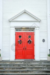 神秘在一个被覆盖的天彩色明亮的教堂大门正面木制的图片
