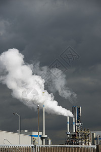 贮存来自工业烟囱的重雾污染了环境排放有毒的空气图片