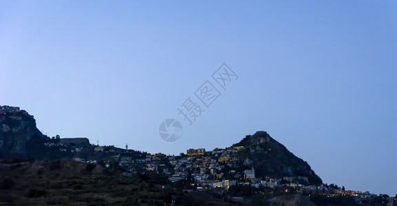 季节从贾尔迪尼纳克索斯湾观看的陶尔米纳夜景镇西里岛高清图片