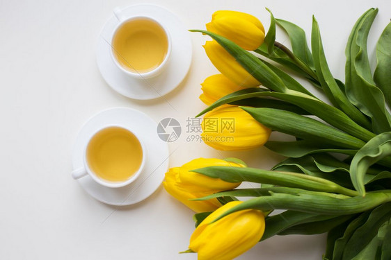 美丽的黄色郁金香两杯绿茶春情人节卡美丽的黄色郁金香最佳植物群绿色图片