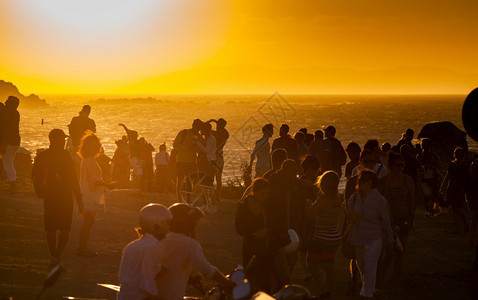 看着海边日落的人群轮廓通勤者周末图片