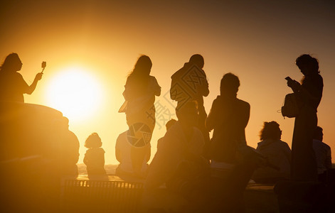 通勤者看着海边日落的人群社会博斯普鲁海峡图片