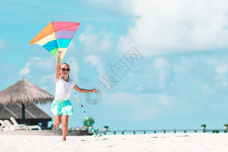 小女孩在海滩上放风筝图片
