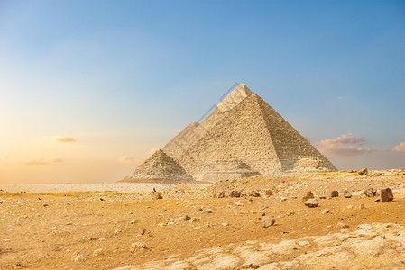 开罗沙漠中的古金字塔日落时在开罗的古金字塔纪念碑过去的呸图片