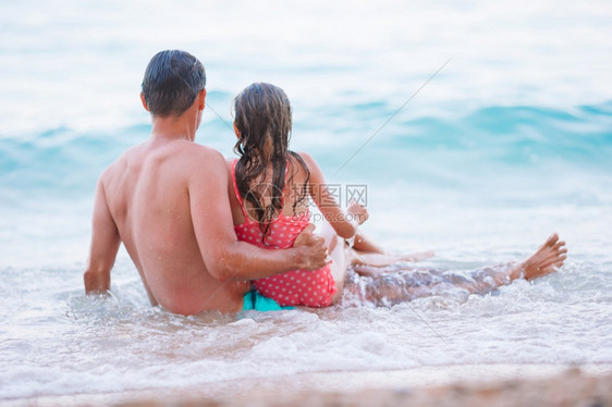 父亲和他的女儿享受沙滩度假图片
