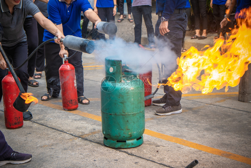 橙抽烟员工消防培训练灭火职业图片